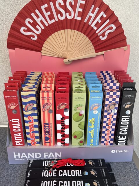 ☀️ Neu bei Lola Flamenca! 🇪🇸

Die spanische Kultmarke @fisura_world ist jetzt bei @lola.flamenca.de erhältlich!

Perfekt für heiße Sommertage, Festivals, Kerwa, Flamenco-Events oder den Urlaub. 💃🌞

✨ Mit praktischem Umhängeband – immer griffbereit.
💰 Nur 8,90 € zzgl. Versand.

📩 Interesse? Schreibt uns einfach eine Nachricht.

🌐 Bald auch online unter www.lolaflamenca.de

Flamenco Lifestyle by Lola Flamenca ❤️

#lolaflamenca #fisura #abanico #fächer #sommer 🇪🇸💃☀️