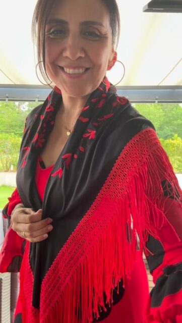 ❤️🖤 Klassisch, elegant und voller Flamenco-Attitüde. 💃

Kleid mit großen Punkten und passendem Mantón – perfekt für Auftritte, Ferias und besondere Anlässe.

✨ Erhältlich auf www.lolaflamenca.de und bei @lola.flamenca.de

📩 Nachricht genügt.

⸻

❤️🖤 Clásico, elegante y con mucho arte flamenco. 💃

Vestido de lunares grandes combinado con mantón a juego, ideal para actuaciones, ferias y ocasiones especiales.

✨ Disponible en www.lolaflamenca.de y @lola.flamenca.de

📩 Consúltanos por mensaje privado.