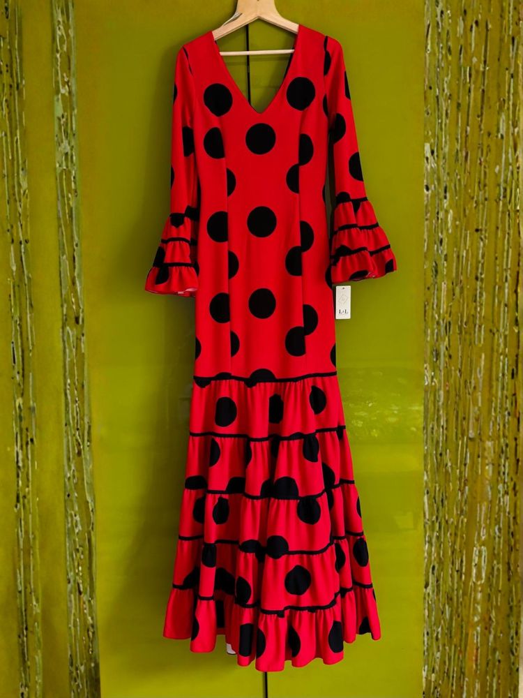 Rotes Flamencokleid mit schwarzen Punkten