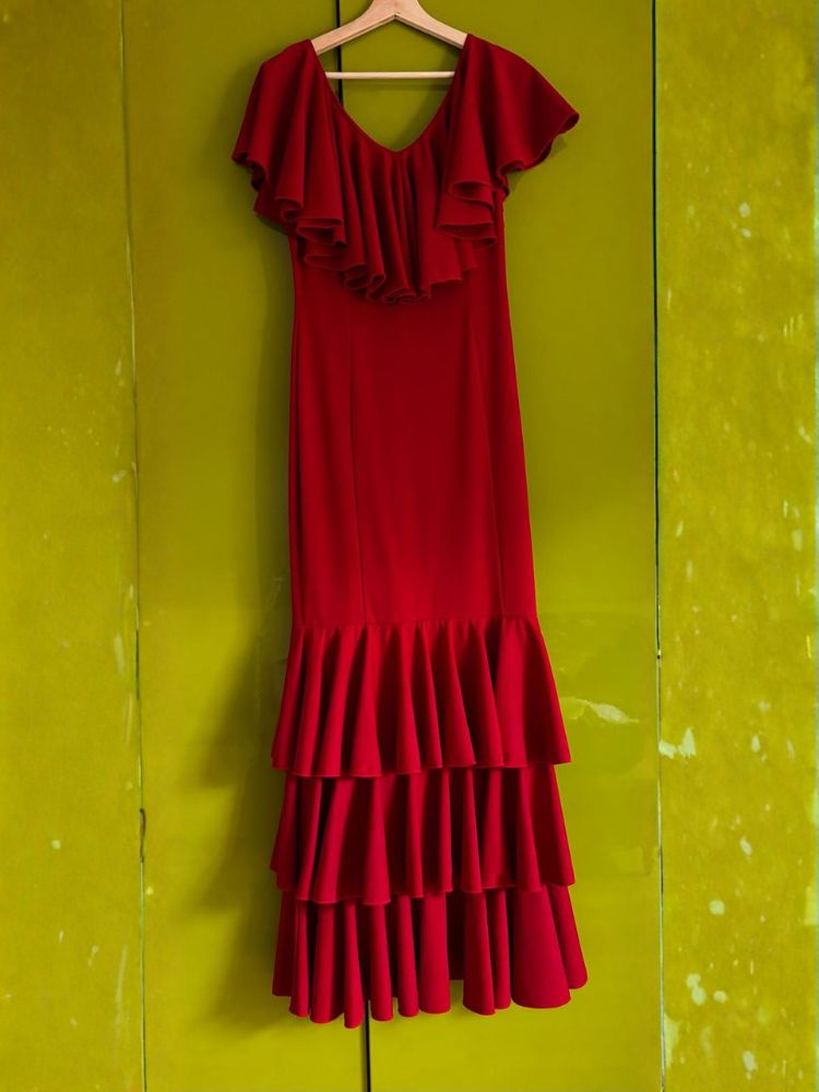 Rotes Flamencokleid mit Volant-Ausschnitt